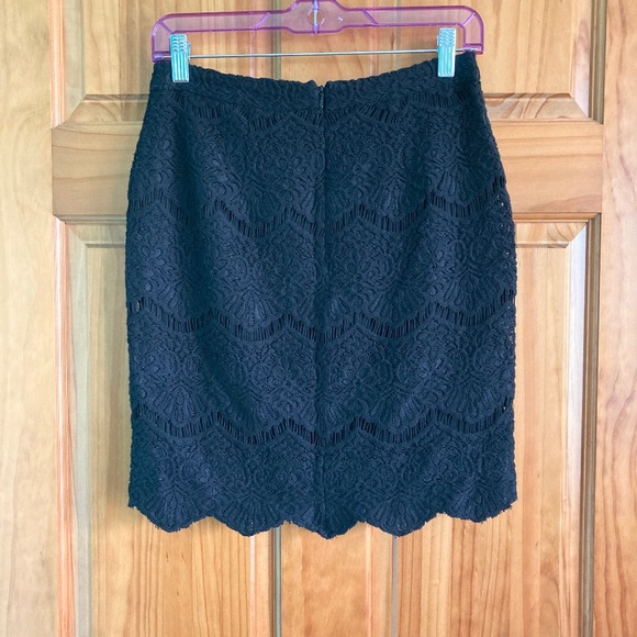 Women’s size 2 Halogen black lacy skirt with zipper and clasp closure - Picture 2 of 7